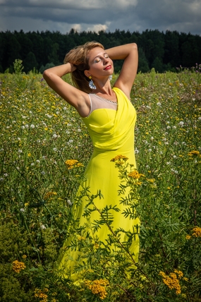 站在花丛中的黄色连衣裙美女图片